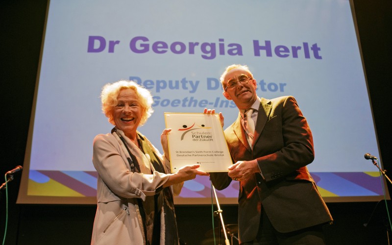 Dr Georgia Herlt award the College